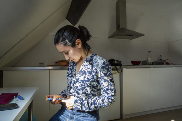 A diabetic woman is injecting insulin into her