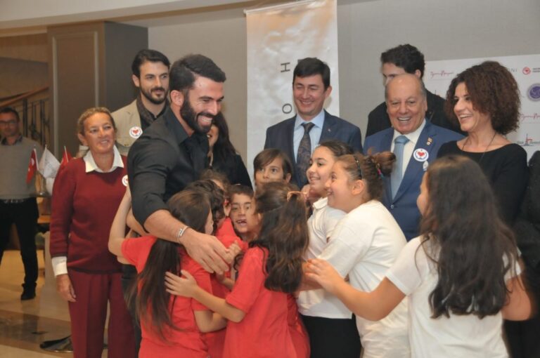 Children in the City campaign children partakers go to hug a gentleman