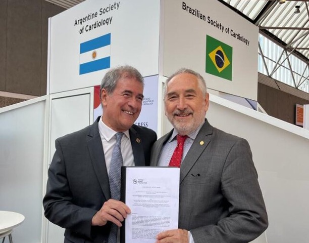 Argentine Society of Cardiology - 2 men holding a certificate
