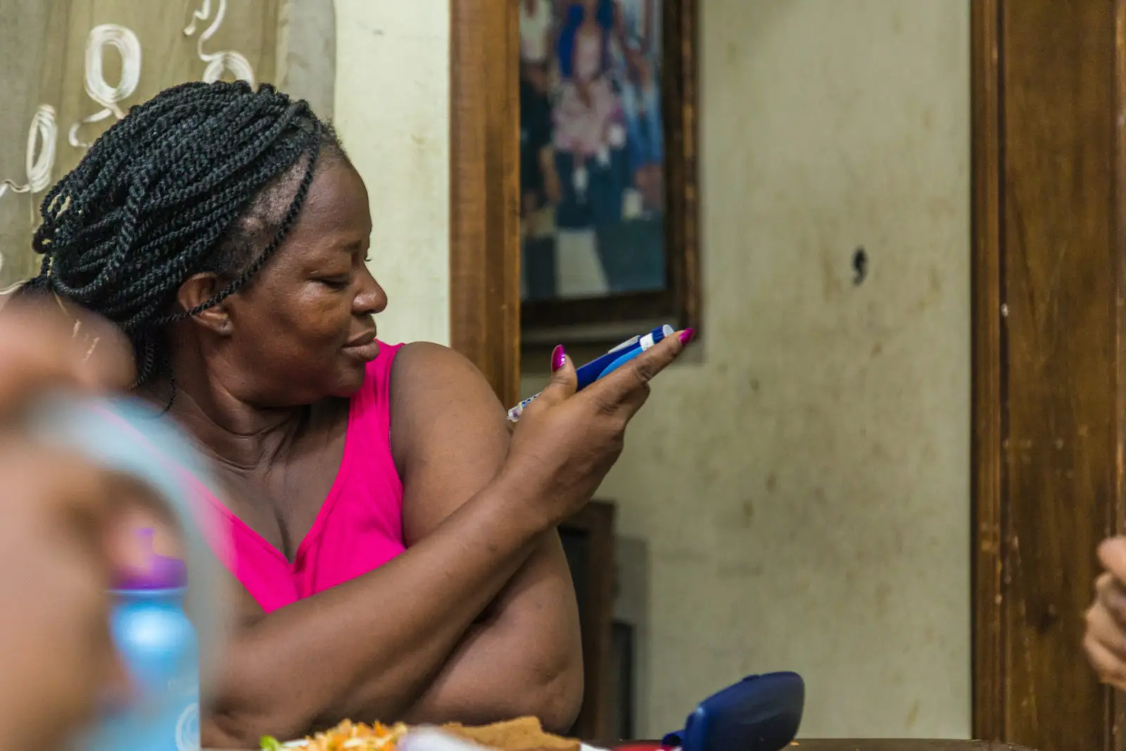 A diabetic woman is injecting insulin into her arm