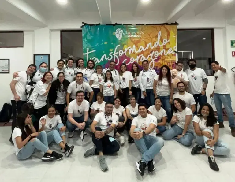 a group photo of Salvando Latidos supporters