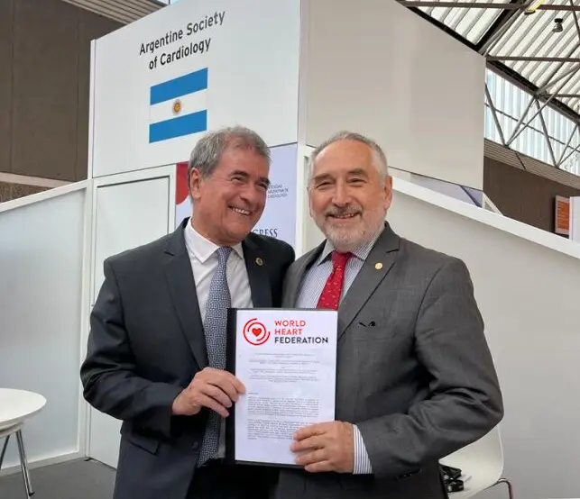 Argentine Society of Cardiology - 2 men holding a certificate